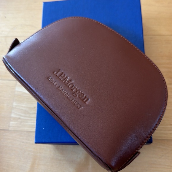 Royce compact tan leather pouch cosmetic makeup bag - Picture 5 of 9